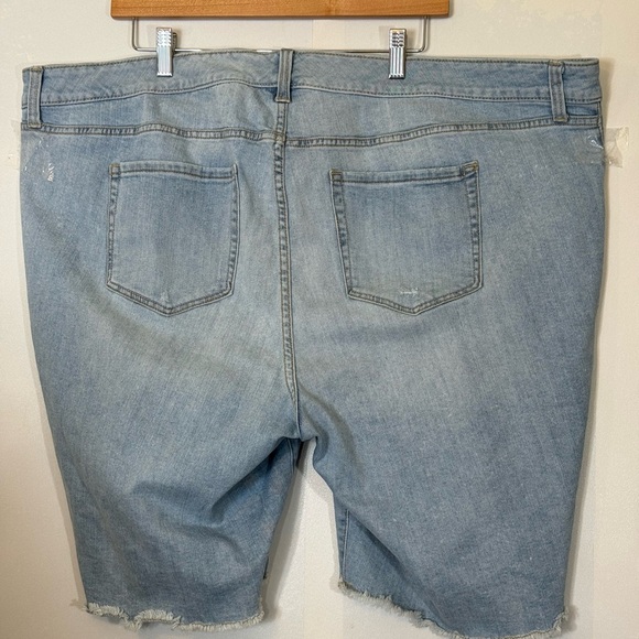 TORRID Perfect Vintage Stretch Mid-Rise Bermuda Boyfriend Short-Light Wash - Picture 7 of 10